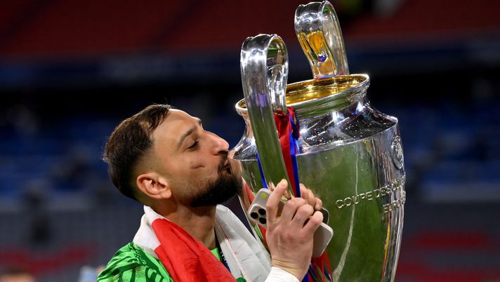 MUNICH, GERMANY - MAY 31: Gianluigi Donnarumma of Paris Saint-Germain kisses the UEFA Champions League trophy after his team's victory, to secure Paris Saint-Germain's first ever UEFA Champions League title in the club's history and a record UEFA Champions League Final winning scoreline of 5-0, following the UEFA Champions League Final 2025 between Paris Saint-Germain and FC Internazionale Milano at Munich Football Arena on May 31, 2025 in Munich, Germany. (Photo by Justin Setterfield/Getty Images) Ag Donnarumma: “Lui al Napoli è pura fantasia! Lo vorrebbero in molti ma dico che…” - immagine 1