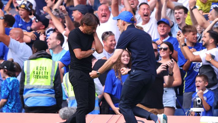 LONDON, ENGLAND - AUGUST 14: Chelsea Head Coach Thomas Tuchel celebrates in front of Tottenham Hotspur Head Coach Antonio Conte during the Premier League match between Chelsea FC and Tottenham Hotspur at Stamford Bridge on August 14, 2022 in London, United Kingdom. (Photo by Marc Atkins/Getty Images) DOPO L'INCONTRO RAVVICINATO...