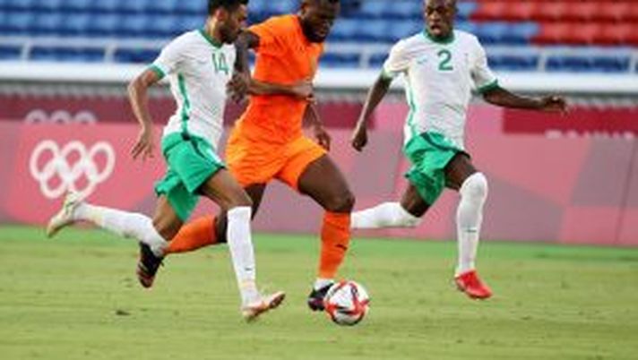 YOKOHAMA, JAPAN - JULY 22: Franck Kessie #8 of Team Ivory Coast battles for possession with Salem Aldawsari #14 and Abdulbasit Hindi #2 of Team Saudi Arabia during the Men's First Round Group D match between Cote d'Ivoire and Saudi Arabia during the Tokyo 2020 Olympic Games at International Stadium Yokohama on July 22, 2021 in Yokohama, Kanagawa, Japan. (Photo by Toru Hanai/Getty Images) YOKOHAMA, JAPAN - JULY 22: Franck Kessie #8 of Team Ivory Coast battles for possession with Salem Aldawsari #14 and Abdulbasit Hindi #2 of Team Saudi Arabia during the Men's First Round Group D match between Cote d'Ivoire and Saudi Arabia during the Tokyo 2020 Olympic Games at International Stadium Yokohama on July 22, 2021 in Yokohama, Kanagawa, Japan. (Photo by Toru Hanai/Getty Images)