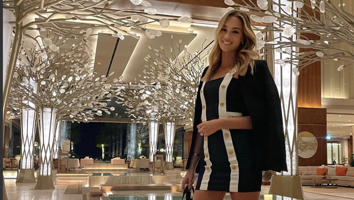 Viky Varga, vestitino sexy e tacco vertiginoso a Dubai: fan a bocca aperta  Viky Varga, vestitino sexy e tacco vertiginoso a Dubai: fan a bocca aperta - immagine 1