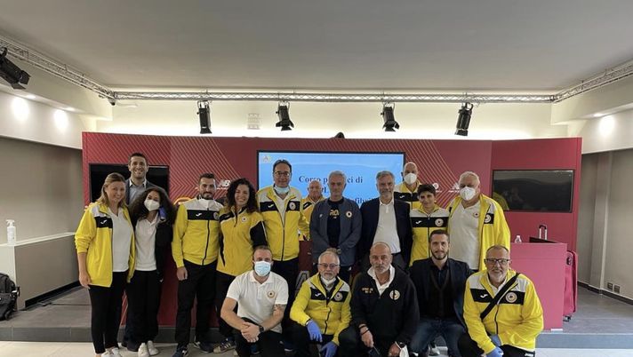 A Trigoria lezione sulle tecniche di primo soccorso. Mourinho: “Un privilegio” A Trigoria lezione sulle tecniche di primo soccorso. Mourinho: “Un privilegio” - immagine 1