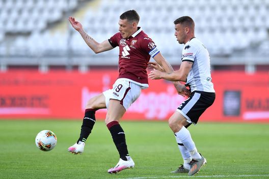  TURIN, ITALY - JUNE 20: Andrea Belotti (L) of Torino FC is challenged by Simone Iacoponi of Parma Calcio during the Serie A match between Torino FC and Parma Calcio at Stadio Olimpico di Torino on February 23, 2020 in Turin, Italy. (Photo by Valerio Pennicino/Getty Images) 