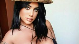 Marika Fruscio esagerata: il micro bikini nero non copre praticamente nulla