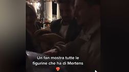 VIDEO / Un tifoso ha collezionato tutte le sue figurine: Mertens reagisce così