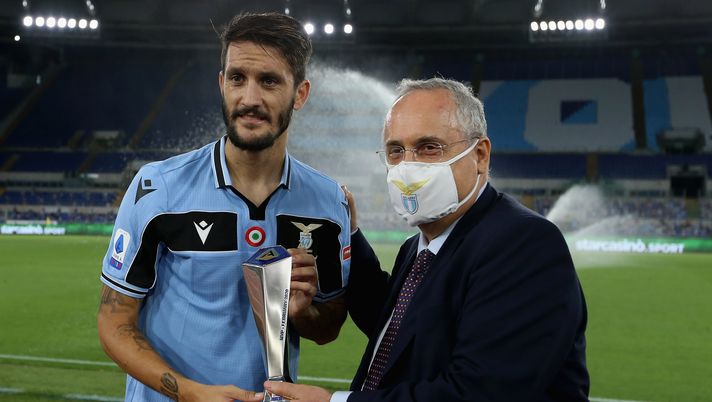 ROME, ITALY - JULY 04:  (L-R) Luis Alberto of SS Lazio and SS Lazio President Claudio Lotito pose with Lega Serie A MVP award during the Serie A match between SS Lazio and AC Milan at Stadio Olimpico on July 4, 2020 in Rome, Italy.  (Photo by Paolo Bruno/Getty Images) 
