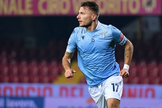 BENEVENTO, ITALY - DECEMBER 15: Ciro Immobile #17 of SS Lazio celebrates scoring the opening goal during the Serie A match between Benevento Calcio and SS Lazio at Stadio Ciro Vigorito on December 15, 2020 in Benevento, Italy. (Photo by Marco Rosi - SS Lazio/Getty Images) BENEVENTO, ITALY - DECEMBER 15: Ciro Immobile #17 of SS Lazio celebrates scoring the opening goal during the Serie A match between Benevento Calcio and SS Lazio at Stadio Ciro Vigorito on December 15, 2020 in Benevento, Italy. (Photo by Marco Rosi - SS Lazio/Getty Images)