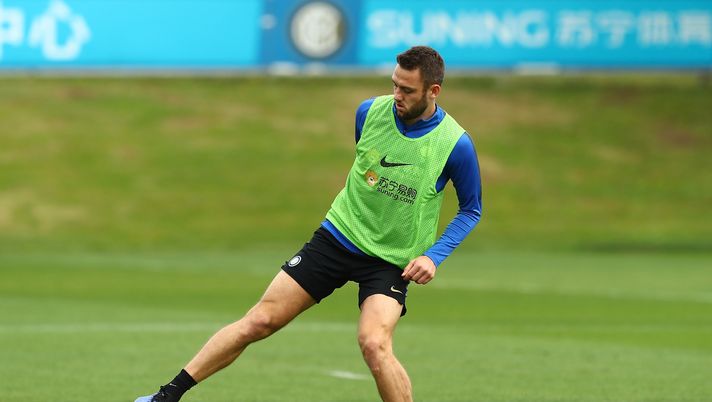 COMO, ITALY - APRIL 12:  Stefan De Vrij of FC Internazionale in action during the FC Internazionale training session at the club's training ground Suning Training Center in memory of Angelo Moratti on April 12, 2019 in Como, Italy.  (Photo by Marco Luzzani - Inter/Inter via Getty Images)  COMO, ITALY - APRIL 12:  Stefan De Vrij of FC Internazionale in action during the FC Internazionale training session at the club's training ground Suning Training Center in memory of Angelo Moratti on April 12, 2019 in Como, Italy.  (Photo by Marco Luzzani - Inter/Inter via Getty Images)