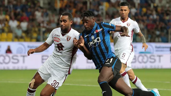 PARMA, ITALY - SEPTEMBER 01:  Duvan Zapata of Atalanta BC is challenged by Koffi Djidji (L) of Torino FC during the Serie A match between Atalanta BC and Torino FC at Stadio Ennio Tardini on September 1, 2019 in Parma, Italy.  (Photo by Emilio Andreoli/Getty Images)