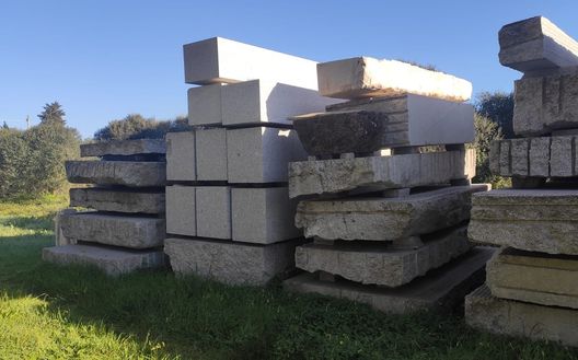 I lastroni di granito che verranni donati dalla Fondazione Sciola 