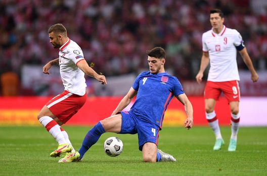 WARSAW, POLAND - SEPTEMBER 08: Declan Rice of England challenges Karol Linetty of Poland during the 2022 FIFA World Cup Qualifier match between Poland and England at Stadion Narodowy on September 08, 2021 in Warsaw, Poland. (Photo by Michael Regan/Getty Images) Nazionali, oggi Polonia-San Marino: con Paulo Sousa Linetty fa il mediano- immagine 2