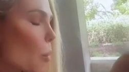 VIDEO / Ilary Blasi, domenica a tavola: prepara e mangia di gusto il cervello
