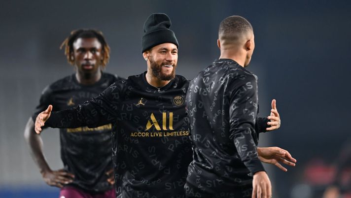 ISTANBUL, TURKEY - OCTOBER 28: Neymar and Kylian Mbappe of Paris Saint-Germain laugh during warm ups prior to the UEFA Champions League Group H stage match between Istanbul Basaksehir and Paris Saint-Germain at Basaksehir Fatih Terim Stadyumu on October 28, 2020 in Istanbul, Turkey. Sporting stadiums around Turkey remain under strict restrictions due to the Coronavirus Pandemic as Government social distancing laws prohibit fans inside venues resulting in games being played behind closed doors. (Photo by Ozan Kose - Pool/Getty Images) ISTANBUL, TURKEY - OCTOBER 28: Neymar and Kylian Mbappe of Paris Saint-Germain laugh during warm ups prior to the UEFA Champions League Group H stage match between Istanbul Basaksehir and Paris Saint-Germain at Basaksehir Fatih Terim Stadyumu on October 28, 2020 in Istanbul, Turkey. Sporting stadiums around Turkey remain under strict restrictions due to the Coronavirus Pandemic as Government social distancing laws prohibit fans inside venues resulting in games being played behind closed doors. (Photo by Ozan Kose - Pool/Getty Images)
