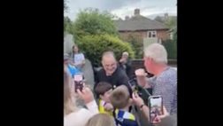 VIDEO Leeds, l’abbraccio dei tifosi a Bielsa: aspettano “Il Loco” a casa e…