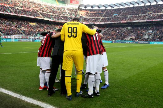 MILAN, ITALY - DECEMBER 22: AC Milan players huddle for a team talk before the Serie A match between AC Milan and ACF Fiorentina at Stadio Giuseppe Meazza on December 22, 2018 in Milan, Italy. (Photo by Getty Images/Getty Images) MILAN, ITALY - DECEMBER 22: AC Milan players huddle for a team talk before the Serie A match between AC Milan and ACF Fiorentina at Stadio Giuseppe Meazza on December 22, 2018 in Milan, Italy. (Photo by Getty Images/Getty Images)