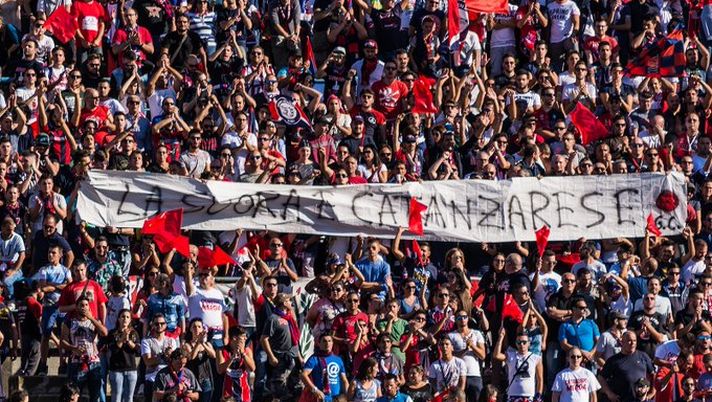 Striscioni e sfottò da derby Striscioni e sfottò da derby