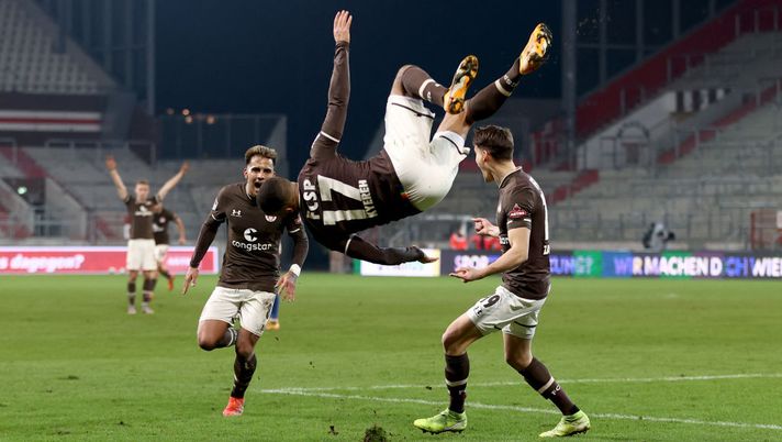 HAMBURG, GERMANY - MARCH 01: Daniel-Kofi Kyereh of St. Pauli celebrates after scoring the opening goal during to the Second Bundesliga match between FC St. Pauli and Hamburger SV at Millerntor Stadium on March 1, 2021 in Hamburg, Germany. (Photo by Christian Charisius - Pool/Getty Images) 