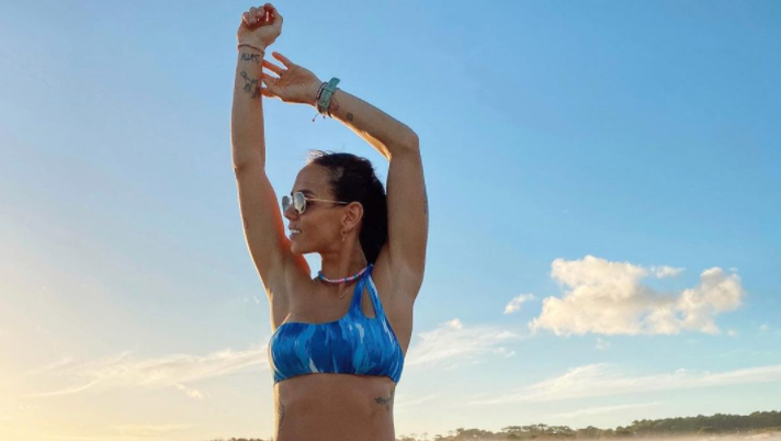 Miska Gargano al mare con Walter e i bambini: “Il vento era forte, guardate che capelli” – FOTO 