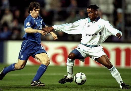 Jean-Pierre Cyprien in contrasto con Zola in una sfida di Champions Jean-Pierre Cyprien in contrasto con Zola in una sfida di Champions