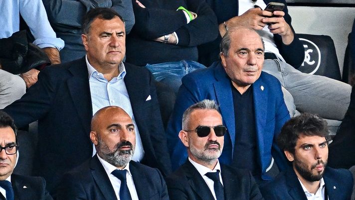 LA SPEZIA, ITALY - OCTOBER 30: Joe Barone general manager of Fiorentina (L) and Rocco Commisso chairman of Fiorentina look on during the Serie A match between Spezia Calcio and ACF Fiorentina at Stadio Alberto Picco on October 30, 2022 in La Spezia, Italy. (Photo by Simone Arveda/Getty Images) L’analisi del CorFio: “Alzare il baricentro ma anche le ambizioni” - immagine 1