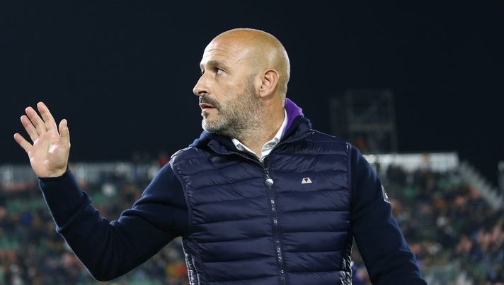 VENICE, ITALY - OCTOBER 18: Head coach of Fiorentina Vincenzo Italiano during the Serie A match between Venezia FC and ACF Fiorentina at Stadio Pier Luigi Penzo on October 18, 2021 in Venice, Italy. (Photo by Maurizio Lagana/Getty Images) “Ottovolante” Italiano: mai la stessa formazione in campionato - immagine 1