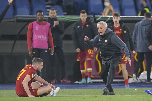ROME, ITALY - MAY 05: AS Roma coach Josè Mourinho during the UEFA Conference League Semi Final Leg Two match between AS Roma and Leicester City at Stadio Olimpico on May 05, 2022 in Rome, Italy. (Photo by Fabio Rossi/AS Roma via Getty Images)