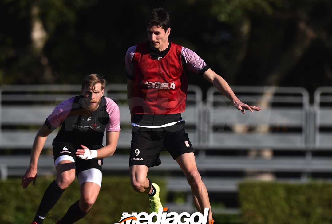  PALERMO, ITALY - MARCH 06: Niklas Gunnarsson (L) and Stefano Moreo in action during a US Citta' di Palermo training session at Tenente Carmelo Onorato Sports Center on March 06, 2019 in Palermo, Italy. (Photo by Tullio M. Puglia/Getty Images) 