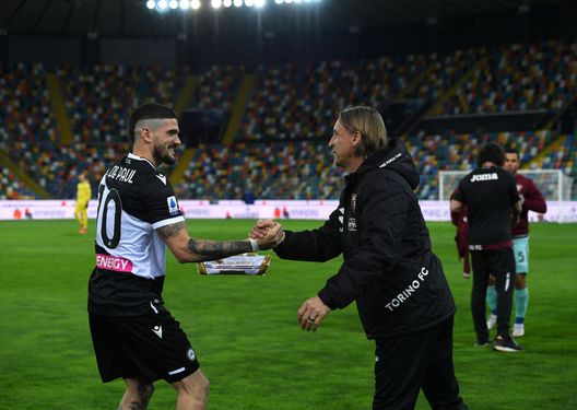  UDINE, ITALY - APRIL 10: Rodrigo De Paul of Udinese Calcio and Davide Nicola, Head Coach of Torino FC interact prior to the Serie A match between Udinese Calcio and Torino FC at Dacia Arena on April 10, 2021 in Udine, Italy. Sporting stadiums around Italy remain under strict restrictions due to the Coronavirus Pandemic as Government social distancing laws prohibit fans inside venues resulting in games being played behind closed doors. (Photo by Alessandro Sabattini/Getty Images) 