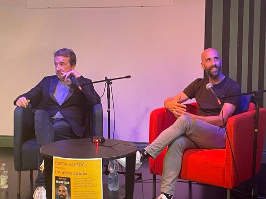 FOTO VN – Borja Valero presenta il suo libro “Un altro calcio”- immagine 3