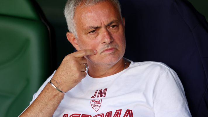 SEVILLE, SPAIN - OCTOBER 13: Jose Mourinho, Head Coach of AS Roma, looks on prior to kick off of the UEFA Europa League group C match between Real Betis and AS Roma at Estadio Benito Villamarin on October 13, 2022 in Seville, Spain. (Photo by Fran Santiago/Getty Images) Roma, Mourinho: “Napoli favorito, ma a volte i favoriti perdono. Spalletti è un amico” - immagine 1