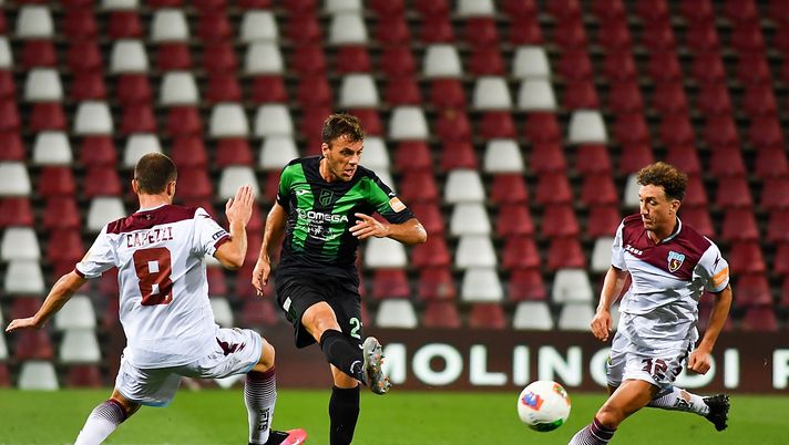 UDINE, ITALY - JULY 27: Gianvito Misuraca of Pordenone Calcio passes the ball under pressure from Niccolò Giannetti and Leonardo Capezzi US Salernitana during the serie B match between Pordenone Calcio and US Salernitana at Dacia Arena on July 27, 2020 in Udine, Italy. (Photo by Getty Images/Getty Images for Lega Serie B) UDINE, ITALY - JULY 27: Gianvito Misuraca of Pordenone Calcio passes the ball under pressure from Niccolò Giannetti and Leonardo Capezzi US Salernitana during the serie B match between Pordenone Calcio and US Salernitana at Dacia Arena on July 27, 2020 in Udine, Italy. (Photo by Getty Images/Getty Images for Lega Serie B)