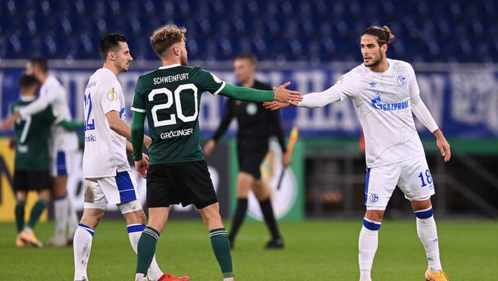 GELSENKIRCHEN, GERMANY - NOVEMBER 03: Goncalo Paciencia of Schalke shakes hands with David Groezinger of Schweinfurt after the DFB Cup first round match between 1. FC Schweinfurt 05 and FC Schalke 04 at Veltins Arena on November 03, 2020 in Gelsenkirchen, Germany. (Photo by Lukas Schulze/Getty Images) GELSENKIRCHEN, GERMANY - NOVEMBER 03: Goncalo Paciencia of Schalke shakes hands with David Groezinger of Schweinfurt after the DFB Cup first round match between 1. FC Schweinfurt 05 and FC Schalke 04 at Veltins Arena on November 03, 2020 in Gelsenkirchen, Germany. (Photo by Lukas Schulze/Getty Images)