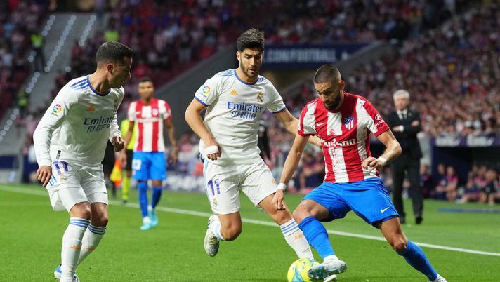 MADRID, SPAIN - MAY 08: Marco Asensio of Real Madrid challenges Yannick Ferreira Carrasco of Atletico Madrid during the La Liga Santander match between Club Atletico de Madrid and Real Madrid CF at Estadio Wanda Metropolitano on May 08, 2022 in Madrid, Spain. (Photo by Juan Manuel Serrano Arce/Getty Images) MERCATO ASENSIO REAL