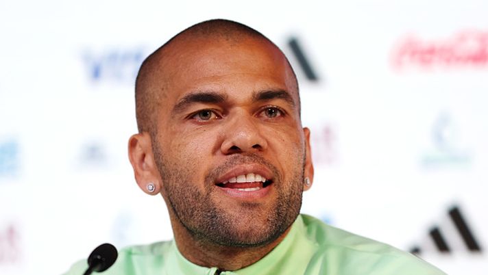 DOHA, QATAR - DECEMBER 01: Dani Alves of Brazil speaks during the Brazil Press Conference at the Main Media Center on December 01, 2022 in Doha, Qatar. (Photo by Mohamed Farag/Getty Images) Dani Alves organizza una festa in casa e riceve visite di amici incappucciati - immagine 1