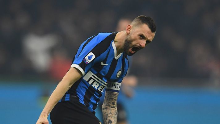 MILAN, ITALY - FEBRUARY 09:  Marcelo Brozovic of FC Internazionale celebrates after scoring the goal during the Serie A match between FC Internazionale and  AC Milan at Stadio Giuseppe Meazza on February 9, 2020 in Milan, Italy.  (Photo by Claudio Villa - Inter/Inter via Getty Images) 