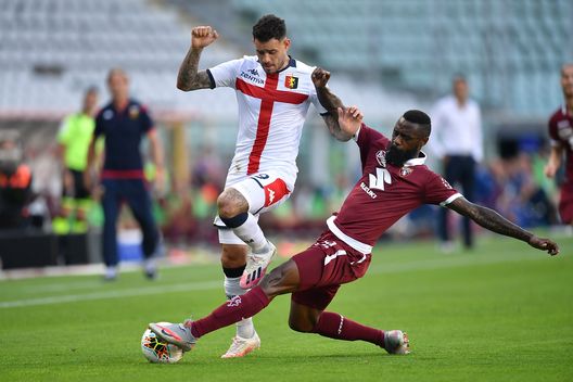  TURIN, ITALY - JULY 16: Nicolas Nkoulou (R) of Torino FC tackles Andrea Pinamonti of Genoa CFC during the Serie A match between Torino FC and Genoa CFC at Stadio Olimpico di Torino on July 16, 2020 in Turin, Italy. (Photo by Valerio Pennicino/Getty Images) 