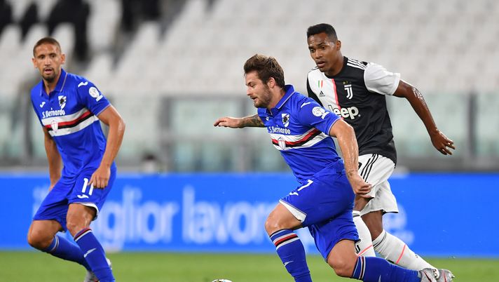 TURIN, ITALY - JULY 26:  Alex Sandro (R) of Juventus competes with Karol Linetty of UC Sampdoria during the Serie A match between Juventus and  UC Sampdoria at Allianz Stadium on July 26, 2020 in Turin, Italy.  (Photo by Valerio Pennicino/Getty Images)