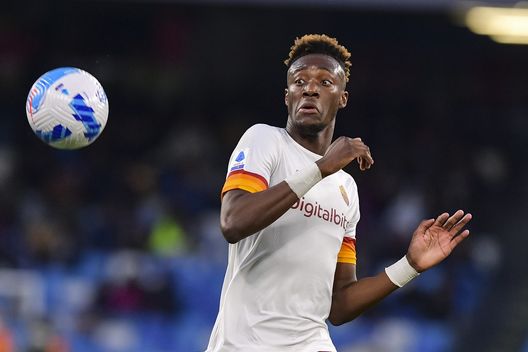 (Photo by Fabio Rossi/AS Roma via Getty Images) Scalvini stende la Roma, l’Atalanta vince e vola in testa: Mou espulso!- immagine 2