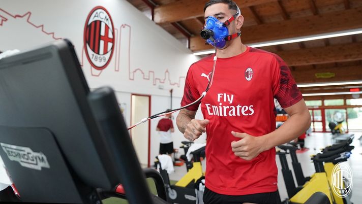 Theo Hernández fa i test fisici con il Milan a Milanello (credits: acmilan.com) 