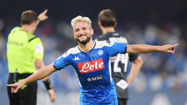 NAPLES, ITALY - SEPTEMBER 14: Dries Mertens of SSC Napoli celebrates after scoring the 2-0 goal during the Serie A match between SSC Napoli and UC Sampdoria at Stadio San Paolo on September 14, 2019 in Naples, Italy. (Photo by Francesco Pecoraro/Getty Images) ATTACCO – Chi mettere e chi no: tutti gli attaccanti divisi fascia per fascia- immagine 1