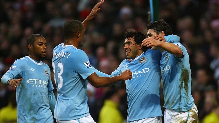 MANCHESTER, ENGLAND - DECEMBER 26: Carlos Tevez (2nd R) of Manchester City celebrates his goal with Gareth Barry (R), Vincent Kompany (2nd L) and Robinho during the Barclays Premier League match between Manchester City and Stoke City at City of Manchester Stadium on December 26, 2009 in Manchester, England. (Photo by Alex Livesey/Getty Images) Ex Citizens, Micah Richards: “Tevez tirava pugni a Kompany e lui li incassava…” - immagine 1