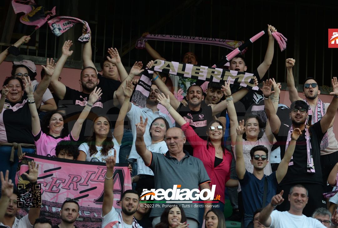 Fototifo, i tifosi allo stadio per Palermo-Feralpisaló 1-0 (gallery) - immagine 134