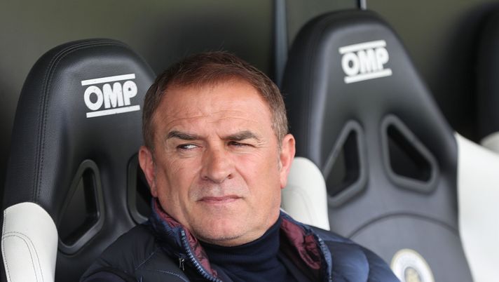 LA SPEZIA, ITALY - APRIL 02: Leonardo Semplici manager of Spezia Calcio looks on during the Serie A match between Spezia Calcio and Salernitana at Stadio Alberto Picco on April 2, 2023 in La Spezia, Italy. (Photo by Gabriele Maltinti/Getty Images) Semplici ammette: “Con squadre come la Fiorentina soffri per forza” - immagine 1