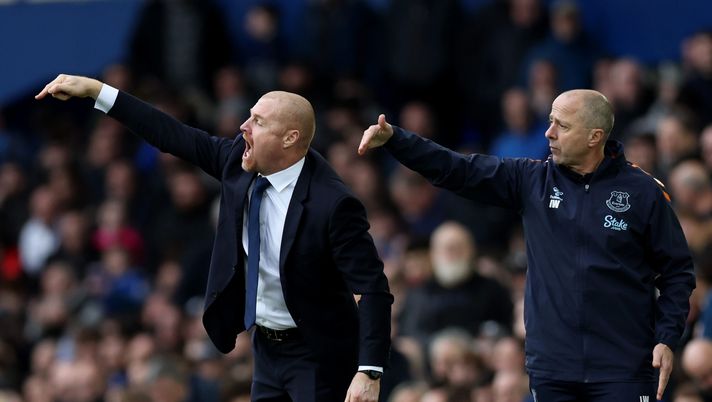LIVERPOOL, ENGLAND - FEBRUARY 04: Sean Dyche, Manager of Everton, gives instructions to the team during the Premier League match between Everton FC and Arsenal FC at Goodison Park on February 04, 2023 in Liverpool, England. (Photo by Clive Brunskill/Getty Images) Everton, appena finita con l’Arsenal: e il Mister martellava già sul derby… - immagine 1
