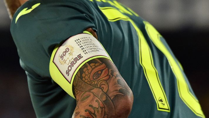 Foto: Sorrentino celebra le 500 partite tra i professionisti, dedica speciale sulla fascia da capitano. La gallery 