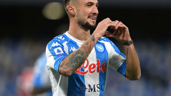 NAPLES, ITALY - NOVEMBER 29: Matteo Politano of S.S.C. Napoli celebrates after scoring their team's fourth goal during the Serie A match between SSC Napoli and AS Roma at Stadio San Paolo on November 29, 2020 in Naples, Italy. Sporting stadiums around Italy remain under strict restrictions due to the Coronavirus Pandemic as Government social distancing laws prohibit fans inside venues resulting in games being played behind closed doors. (Photo by Francesco Pecoraro/Getty Images) Napoli, un dubbio in attacco e può tornare Fabian Ruiz: i cambi nella testa di Gattuso - immagine 1