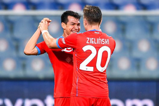GENOA, ITALY - SEPTEMBER 23: Piotr Zielinski of Napoli (R) celebrates with his team-mate Hirving Lozano after scoring a goal during the Serie A match between UC Sampdoria and SSC Napoli at Stadio Luigi Ferraris on September 23, 2021 in Genoa, Italy. (Photo by Getty Images) Lozano sta tornando: la rete con il suo Messico è più di un’indicazione- immagine 2
