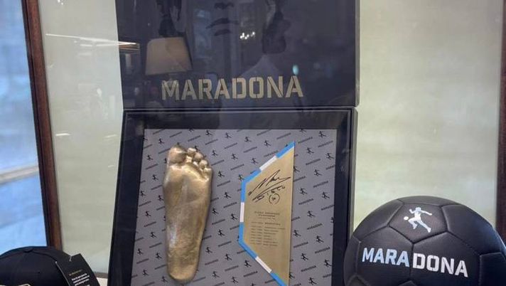 Calco Del Piede Di Maradona Per I Calciatori Del Napoli Consegna A Castel Volturno Calcio