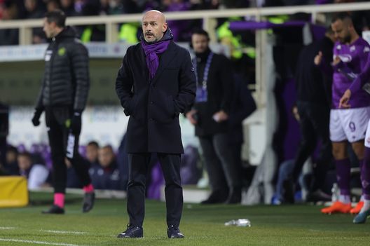 FLORENCE, ITALY - FEBRUARY 05: Vincenzo Italiano manager of ACF Fiorentina looks on during the Serie A match between ACF Fiorentina and Bologna FC at Stadio Artemio Franchi on February 5, 2023 in Florence, Italy. (Photo by Gabriele Maltinti/Getty Images) “Meritiamo di più” e giù fischi: la Curva Fiesole protesta- immagine 2