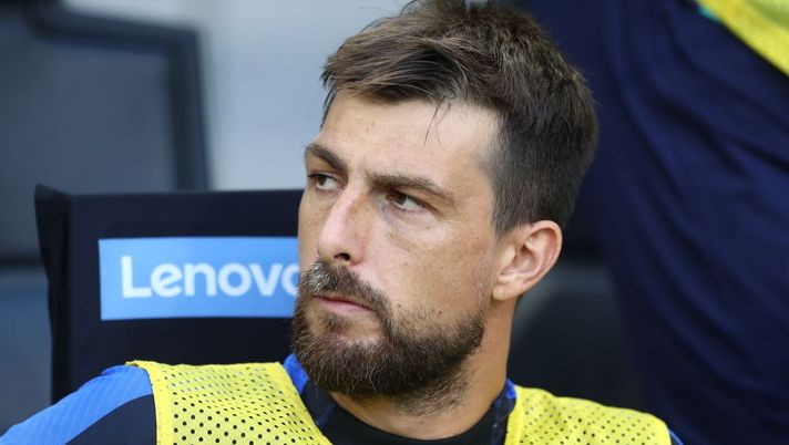 MILAN, ITALY - SEPTEMBER 10: Francesco Acerbi of FC Internazionale looks on before the Serie A match between FC Internazionale and Torino FC at Stadio Giuseppe Meazza on September 10, 2022 in Milan, Italy. (Photo by Marco Luzzani/Getty Images) Acerbi: “Non volevo più venire all’Inter, lo avevo detto a Inzaghi. Lazio? Non sono un paraculo” - immagine 1