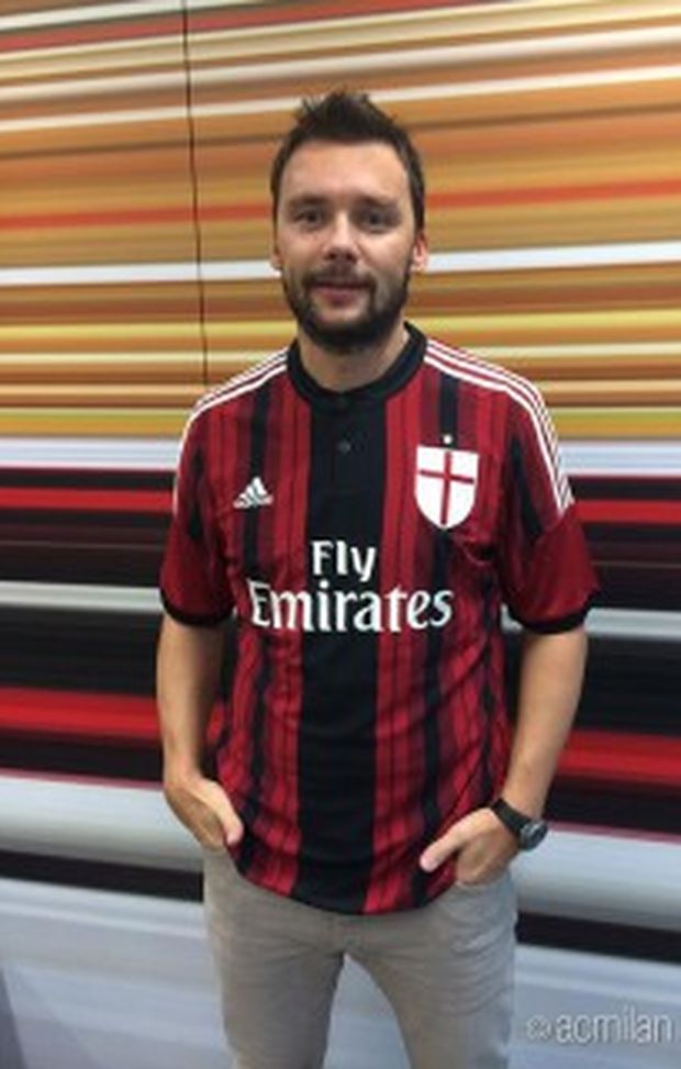  jankulosvki con la nuova maglia del Milan fonte foto acmilan.com 